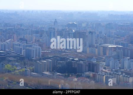 BEIJING, CHINE - le 18 MARS 2023 - le paysage urbain de Beijing est vu depuis la plate-forme de 238 mètres de la tour de télévision centrale de Chine à Beijin Banque D'Images