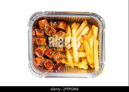 Currywurst allemand traditionnel avec frites servi à emporter. Isolé sur fond blanc Banque D'Images