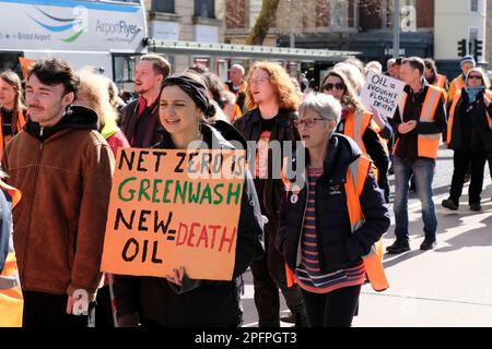 Bristol, Royaume-Uni. 18th mars 2023. Les manifestants Just Stop Oil se rassemblent dans le centre-ville de Bristol ; leur protestation a pris la forme d'une procession très lente dans la ville. Les militants veulent arrêter l'extraction du pétrole en raison des dommages qu'il fait à l'environnement. Crédit : JMF News/Alay Live News Banque D'Images