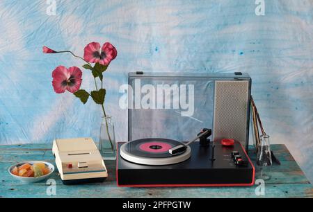 platine d'époque avec disque vinyle violet, haut-parleur et ancien magnétophone cassette, années soixante-dix encore vie Banque D'Images