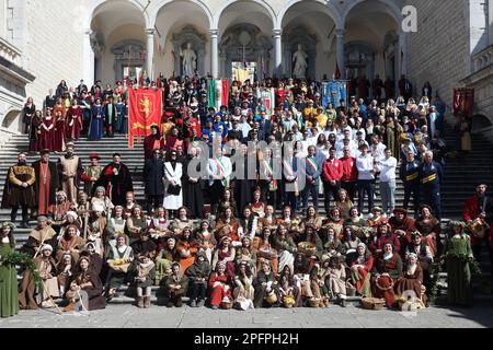 Le flambeau de la paix arrive à l'abbaye de Montecassino pour les célébrations de San Benedetto. Cassino, Italie. 18 mars 2023. Credit: Antonio Nardelli / Alamy Live News Banque D'Images