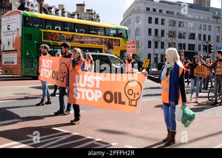 Bristol, Royaume-Uni. 18th mars 2023. Les manifestants Just Stop Oil se rassemblent dans le centre-ville de Bristol ; leur protestation a pris la forme d'une procession très lente dans la ville. Les militants veulent arrêter l'extraction du pétrole en raison des dommages qu'il fait à l'environnement. Crédit : JMF News/Alay Live News Banque D'Images