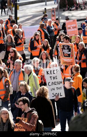 Bristol, Royaume-Uni. 18th mars 2023. Les manifestants Just Stop Oil se rassemblent dans le centre-ville de Bristol ; leur protestation a pris la forme d'une procession très lente dans la ville. Les militants veulent arrêter l'extraction du pétrole en raison des dommages qu'il fait à l'environnement. Crédit : JMF News/Alay Live News Banque D'Images