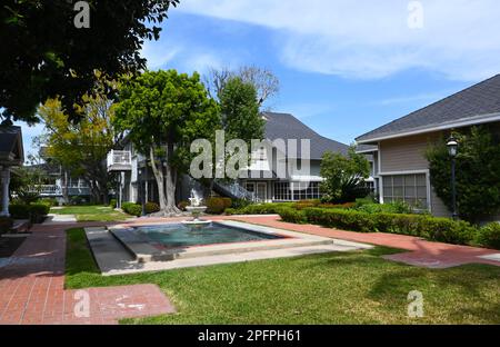 TUSTIN, CALIFORNIE - 17 MARS 2023 : Fontaine à Stevens Square, un espace de vie et de travail à usage mixte dans les anciennes maisons victoriennes de la vieille ville de Tustin. Banque D'Images