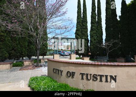 TUSTIN, CALIFORNIE - 17 MARS 2023 : petite place à l'angle de main Street et Prospect Avenue dans la vieille ville. Banque D'Images