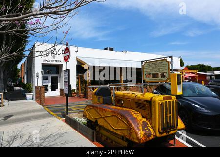 TUSTIN, CALIFORNIE - 17 MARS 2023 : Storico Spaghetteria et matériel agricole ancien sur El Camino Real dans la vieille ville. Banque D'Images