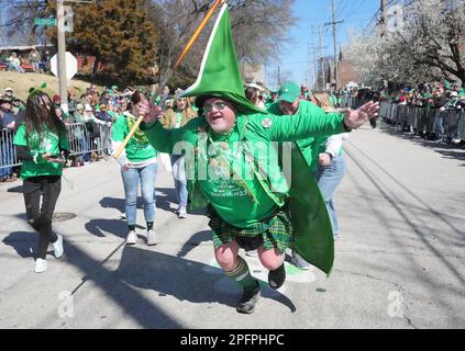 St. Louis, États-Unis. 17th mars 2023. Un participant au défilé marche dans le défilé de la Saint Patrick de l'ordre antique des Hibernians en 38th sur la rue Patrick Day à St. Louis, vendredi, 17 mars 2023. Photo par Bill Greenblatt/UPI crédit: UPI/Alay Live News Banque D'Images