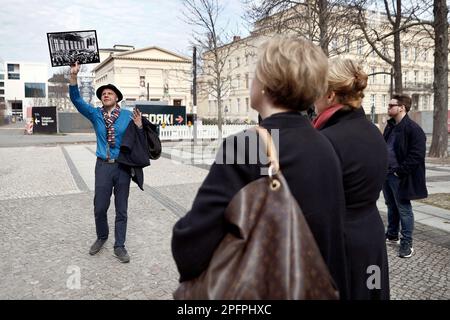 Berlin, Allemagne. 18th mars 2023. Bjoern Weigel (l), conservateur de Kulturprojekte Berlin, présente une photographie historique lors d'une visite guidée de Cornelia Seibeld (CDU, devant), Président de la Chambre des représentants de Berlin, Et Franziska Giffey (SPD, 2nd de droite), Maire de Berlin, sur le site historique lors de l'inauguration du week-end de Berlin pour la démocratie pour marquer le 175th anniversaire de la Révolution de mars 1848. C'est le site où les combats de barricade ont éclaté sur 18 mars 1848. Credit: Carsten Koall/dpa/Alay Live News Banque D'Images