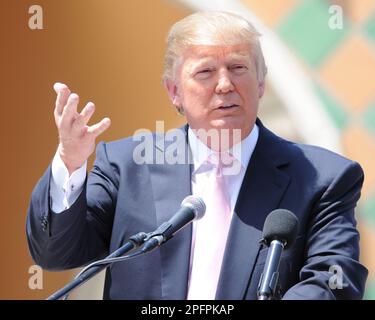 BOCA Raton, FL - 16 avril : Donald Trump parle à South Florida Tax Day Tea Party rassemblement à Sanborn Square n Lever de la Floride. Le 16 avril 2011. © MPI04 / Media Punch Inc. Banque D'Images