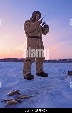 Pêche sur glace sur un lac gelé du Minnesota. Banque D'Images