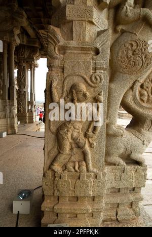Hanuman, roi de singe sculpté sur un piller au temple de Vithala à l'état de Hampi karnataka Inde Banque D'Images