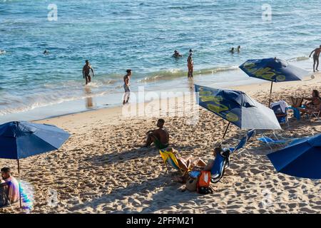 Salvador, Bahia, Brésil - 22 octobre 2022: Les gens les touristes marchant et se détendant à la plage de Farol da Barra en journée chaude. Salvador, Bahia. Banque D'Images