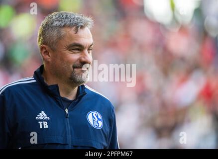 Augsbourg, Allemagne. 18th mars 2023. Football, Bundesliga, FC Augsburg - FC Schalke 04, Matchday 25 à la WWK Arena. Thomas Reis sourit l'entraîneur de Schalke crédit : Stefan Puchner/dpa - NOTE IMPORTANTE : Conformément aux exigences de la DFL Deutsche Fußball Liga et de la DFB Deutscher Fußball-Bund, il est interdit d'utiliser ou d'avoir utilisé des photos prises dans le stade et/ou du match sous forme de séquences et/ou de séries de photos de type vidéo./dpa/Alay Live News Banque D'Images