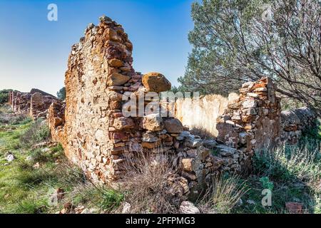 Ruines de maisons de mineurs abandonnées dans la région de Lavrion. Grèce. Banque D'Images