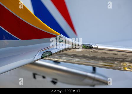 Vue rapprochée de l'embout sur un tout nouveau Boeing 737 avec détails lumineux et couleurs de peinture vives Banque D'Images