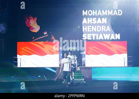 Mohammad Ahsan (à gauche) en Indonésie et Hendra Setiawan sortent pour jouer au Liang Wei Keng en Chine et au Wang Chang (non représenté) pendant le cinquième jour des Championnats de badminton YONEX All England Open à l'Utilita Arena Birmingham. Date de la photo: Samedi 18 mars 2023. Banque D'Images