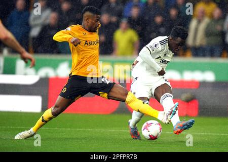 Wilfried Gnonto (à droite) de Leeds United et Nelson Semedo de Wolverhampton Wanderers se battent pour le ballon lors du match de la Premier League au Molineux Stadium, Wolverhampton. Date de la photo: Samedi 18 mars 2023. Banque D'Images