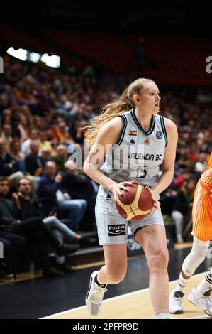 Valence, Espagne. 18th mars 2023. Lauren Cox de Valencia basket en action pendant le match P2 EuroLeague Women 2022/2023 entre l'équipe féminine Valencia basket et l'équipe féminine Schio Familia basket à la Cour municipale de Fuente de San Luis. Score final; Valencia 80:75 Famila Schio. Crédit : SOPA Images Limited/Alamy Live News Banque D'Images