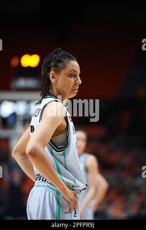 Valence, Espagne. 18th mars 2023. NOA Morro de Valencia basket regarde pendant le match P2 EuroLeague Women 2022/2023 entre l'équipe féminine Valencia basket et l'équipe féminine Schio Familia basket à la Cour municipale de Fuente de San Luis. Score final; Valencia 80:75 Famila Schio. Crédit : SOPA Images Limited/Alamy Live News Banque D'Images