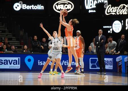 Valence, Espagne. 18th mars 2023. Queralt Casas (L) de Valencia basket en action pendant l'EuroLeague Women 2022/2023 Match P2 entre l'équipe féminine Valencia basket et l'équipe féminine Schio Familia basket à la Cour municipale Fuente de San Luis. Score final; Valencia 80:75 Famila Schio. Crédit : SOPA Images Limited/Alamy Live News Banque D'Images