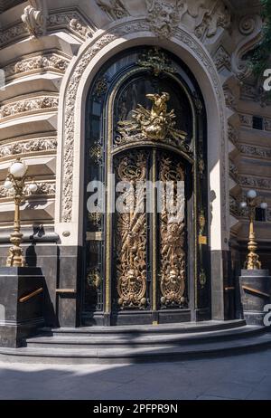 Porte dorée sculptée et ornée au Centro Naval de Buenos Aires en Argentine Banque D'Images