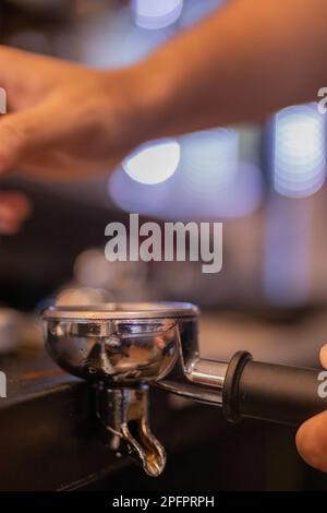 Filtre à café sur la table avec une cafetière défoquée en arrière-plan. Travailler dans une cafétéria Banque D'Images