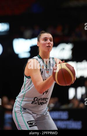 Valence, Espagne. 18th mars 2023. Raquel Carrera de Valence Panier en action pendant le match EuroLeague Women 2022/2023 P2 entre l'équipe féminine Valencia basket et l'équipe féminine Schio Familia basket à la Cour municipale de Fuente de San Luis. Score final; Valencia 80:75 Famila Schio. (Photo de German Vidal/SOPA Images/Sipa USA) crédit: SIPA USA/Alay Live News Banque D'Images