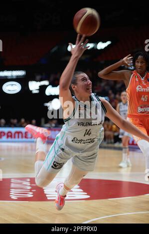 Valence, Espagne. 18th mars 2023. Raquel Carrera de Valence Panier en action pendant le match EuroLeague Women 2022/2023 P2 entre l'équipe féminine Valencia basket et l'équipe féminine Schio Familia basket à la Cour municipale de Fuente de San Luis. Score final; Valencia 80:75 Famila Schio. (Photo de German Vidal/SOPA Images/Sipa USA) crédit: SIPA USA/Alay Live News Banque D'Images