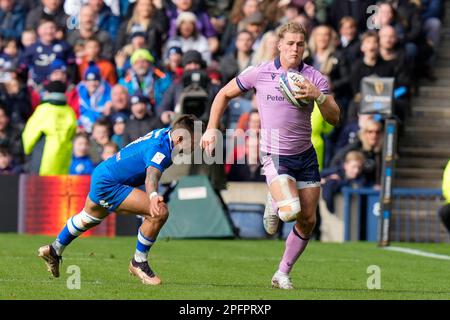 Édimbourg, Royaume-Uni. 18th mars 2023. Duhan van der Merwe #11 of Scotland passe devant Pierre Bruno #14 of Italy lors du match Guinness 6 Nations 2023 Ecosse contre Italie au stade Murrayfield, Édimbourg, Royaume-Uni, 18th mars 2023 (photo de Steve Flynn/News Images) à Édimbourg, Royaume-Uni, le 3/18/2023. (Photo de Steve Flynn/News Images/Sipa USA) crédit: SIPA USA/Alay Live News Banque D'Images