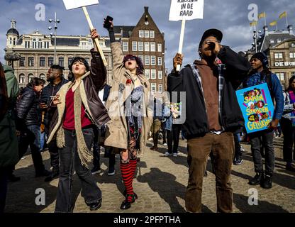 AMSTERDAM - des manifestants marchent contre le racisme et la discrimination. À Amsterdam, cette manifestation est organisée chaque année par le Comité le 21 mars. ANP REMKO DE WAAL pays-bas Out - belgique Out Credit: ANP/Alay Live News Banque D'Images