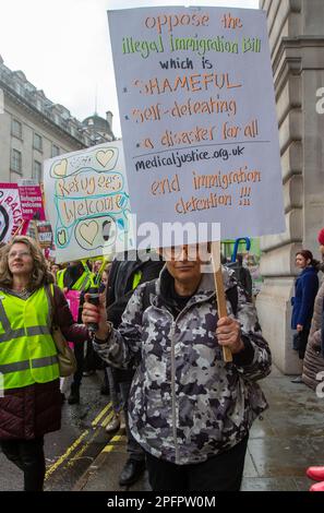 Londres, Angleterre, Royaume-Uni. 18th mars 2023. Des milliers de marche pour les réfugiés dans le centre de Londres à l'occasion de la Journée de lutte contre le racisme de l'ONU en tant que ministre de l'intérieur du Royaume-Uni, Suella Braverman, se rend au Rwanda pour des pourparlers sur les projets des gouvernements britanniques d'envoyer des réfugiés dans le pays africain. (Credit image: © Tayfun Salci/ZUMA Press Wire) USAGE ÉDITORIAL SEULEMENT! Non destiné À un usage commercial ! Banque D'Images