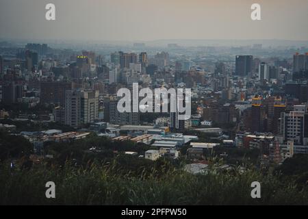 Une vue panoramique sur un paysage urbain moderne avec de grands bâtiments en soirée Banque D'Images