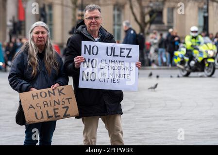 Westminster, Londres, Royaume-Uni. 18th mars 2023. Des manifestants défilent à Westminster pour protester contre l'expansion prévue de la zone d'émission ultra-faible (ULEZ) dans tous les quartiers de Londres à partir du 29 août 2023. Ils croient qu'il s'agit d'une taxe sur les conducteurs les plus pauvres qui ont des voitures plus anciennes. Des manifestants avec des pancartes, protestant également contre les blocages climatiques et les villes de 15 minutes Banque D'Images