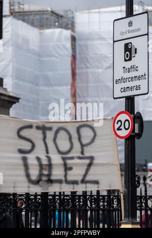 Westminster, Londres, Royaume-Uni. 18th mars 2023. Des manifestants défilent à Westminster pour protester contre l'expansion prévue de la zone d'émission ultra-faible (ULEZ) dans tous les quartiers de Londres à partir du 29 août 2023. Ils croient qu'il s'agit d'une taxe sur les conducteurs les plus pauvres qui ont des voitures plus anciennes. Arrêtez la bannière ULEZ, avec le panneau de la caméra d'application de la circulation et la limite de vitesse de 20mph Banque D'Images