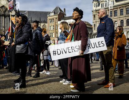 AMSTERDAM - des manifestants marchent contre le racisme et la discrimination. À Amsterdam, cette manifestation est organisée chaque année par le Comité le 21 mars. ANP REMKO DE WAAL pays-bas Out - belgique Out Credit: ANP/Alay Live News Banque D'Images