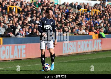 Londres, Royaume-Uni. 18th mars 2023. DaN McNamara de Millwall en action lors du match de championnat EFL Sky Bet entre Millwall et Huddersfield Town à la Den, Londres, Angleterre, le 18 mars 2023. Photo de Carlton Myrie. Utilisation éditoriale uniquement, licence requise pour une utilisation commerciale. Aucune utilisation dans les Paris, les jeux ou les publications d'un seul club/ligue/joueur. Crédit : UK Sports pics Ltd/Alay Live News Banque D'Images