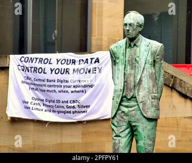 Glasgow, Écosse, Royaume-Uni 18th mars 2023. La manifestation de monnaie numérique de la banque centrale (CBDC) sur le site de la démocratie de Glasgow, les Buchanan Steps de la salle de concert royale avec la statue de donald Dewar, a vu un ancien conseiller parmi les orateurs contre la prise de monnaie du grand frère. Crédit Gerard Ferry/Alay Live News Banque D'Images