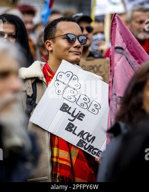 AMSTERDAM - des manifestants marchent contre le racisme et la discrimination. À Amsterdam, cette manifestation est organisée chaque année par le Comité le 21 mars. ANP REMKO DE WAAL pays-bas Out - belgique Out Credit: ANP/Alay Live News Banque D'Images