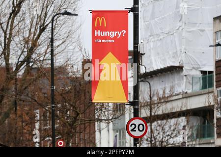 Londres, Royaume-Uni. 18th mars 2023. Une bannière McDonald's indiquant la direction du restaurant de la chaîne de restauration rapide. (Photo de Dinendra Haria/SOPA Images/Sipa USA) crédit: SIPA USA/Alay Live News Banque D'Images