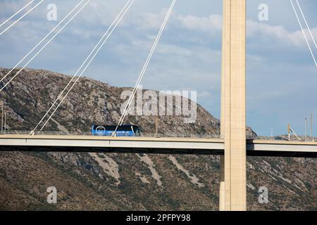 29 août 2022, Dubrovnik, Croatie : vue sur le pont Franjo Tuíman sur la partie croate de l'autoroute Adriatique D8. Le pont est situé au-dessus de la Rijeka Dubrovaà¨, sur la côte de la mer Adriatique, au nord de Dubrovnik, en Croatie. Le pont routier suspendu de Dubrovnik a une longueur de 512 m et est maintenu par 38 cordes en acier. Le nom du pont fait référence à Franjo Tuíoman - l'ancien président de la Croatie. (Credit image: © Karol Serewis/SOPA Images via ZUMA Press Wire) USAGE ÉDITORIAL SEULEMENT! Non destiné À un usage commercial ! Banque D'Images