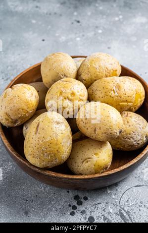 Patas de pommes de terre bouillies de Canaries papas arrugadas. Arrière-plan gris. Vue de dessus. Banque D'Images