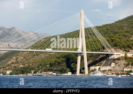 29 août 2022, Dubrovnik, Croatie : vue sur le pont Franjo Tuíman sur la partie croate de l'autoroute Adriatique D8. Le pont est situé au-dessus de la Rijeka Dubrovaà¨, sur la côte de la mer Adriatique, au nord de Dubrovnik, en Croatie. Le pont routier suspendu de Dubrovnik a une longueur de 512 m et est maintenu par 38 cordes en acier. Le nom du pont fait référence à Franjo Tuíoman - l'ancien président de la Croatie. (Credit image: © Karol Serewis/SOPA Images via ZUMA Press Wire) USAGE ÉDITORIAL SEULEMENT! Non destiné À un usage commercial ! Banque D'Images