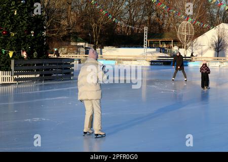 Saint-Pétersbourg, Russie. 17th mars 2023. Les gens patinent sur la patinoire du parc central de la culture et des loisirs (parc Yelagin) à Saint-Pétersbourg. (Photo de Maksim Konstantinov/SOPA Images/Sipa USA) crédit: SIPA USA/Alay Live News Banque D'Images