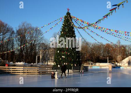 Saint-Pétersbourg, Russie. 17th mars 2023. Vue sur un sapin de Noël sur glace dans le Parc central de la Culture et des Loisirs (Parc Elagin) à Saint-Pétersbourg. (Photo de Maksim Konstantinov/SOPA Images/Sipa USA) crédit: SIPA USA/Alay Live News Banque D'Images