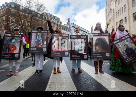 Londres, Royaume-Uni. 18 mars 2023. Les femmes britanniques-iraniennes participent à la manifestation « Resist racisme », en marchant de Portland place à un rassemblement à Westminster, dans le cadre d'une journée internationale d'action pour marquer la journée des Nations Unies contre le racisme Credit: Stephen Chung / Alay Live News Banque D'Images