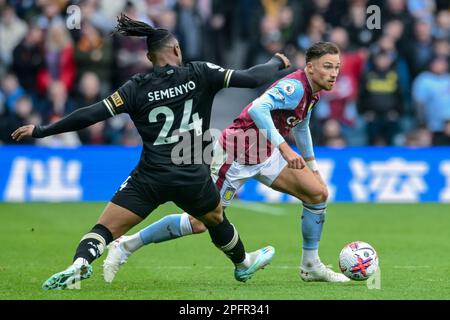 Matty Cash #2 d'Aston Villa prend sur Antoine Semenyo #24 de Bournemouth pendant le match de Premier League Aston Villa vs Bournemouth à Villa Park, Birmingham, Royaume-Uni, 18th mars 2023 (photo par Ben Roberts/News Images) Banque D'Images