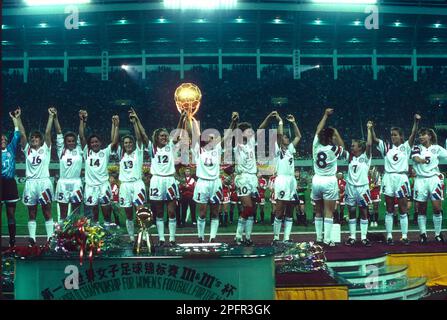 L'équipe nationale des femmes des États-Unis célèbre leur première victoire du championnat du monde sur la Norvège lors de la coupe du monde 1991 en Chine. Banque D'Images