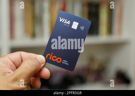 Minas Gerais, Brésil - 18 mars 2023: Rico Visa Infinite logo carte de crédit Banque D'Images