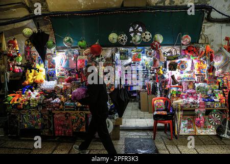 Un homme marche devant un magasin de jouets pour enfants, avant le mois de jeûne du Ramadan, à Jérusalem. Le mois du Ramadan est considéré comme distinct parmi les musulmans et a un statut spécial par rapport au reste des mois de l'année Hijri. C'est le mois du jeûne, qui est considéré comme l'un des piliers de l'Islam, pendant lequel les musulmans s'abstiennent (sauf ceux qui ont une excuse valable) de nourriture et de boisson, ainsi que d'un groupe d'interdictions qui annulent le jeûne de l'aube. Et jusqu'au coucher du soleil. (Photo de Saeed QAQ/SOPA Images/Sipa USA) Banque D'Images