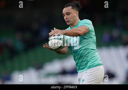 James Lowe, en Irlande, se réchauffe avant le match Guinness des six Nations au stade Aviva, à Dublin. Date de la photo: Samedi 18 mars 2023. Banque D'Images